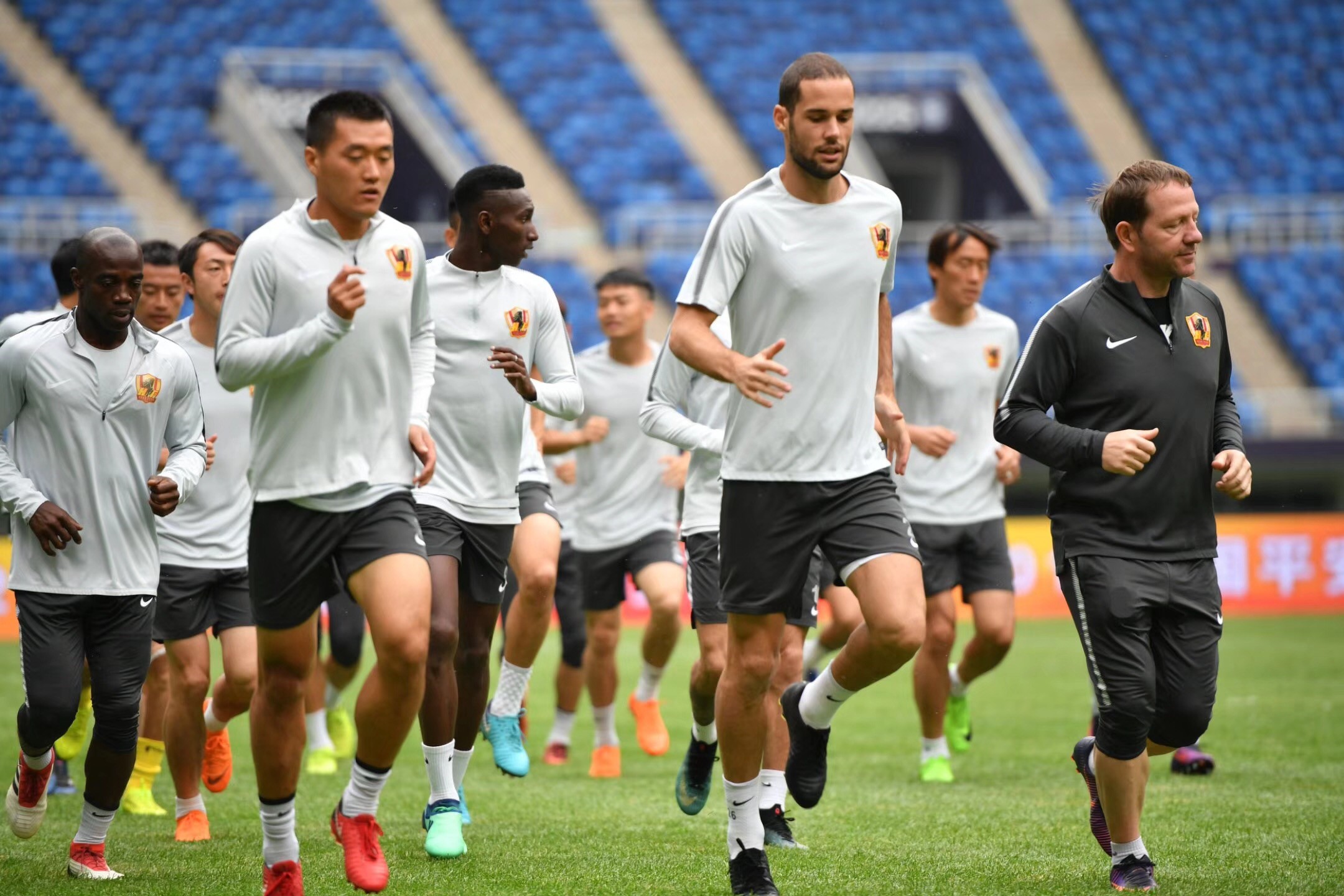 九游体育app-冲刺阶段上海久事远射贴柱：欧联节点到来，压力陡增，赛程密集仍需轮换